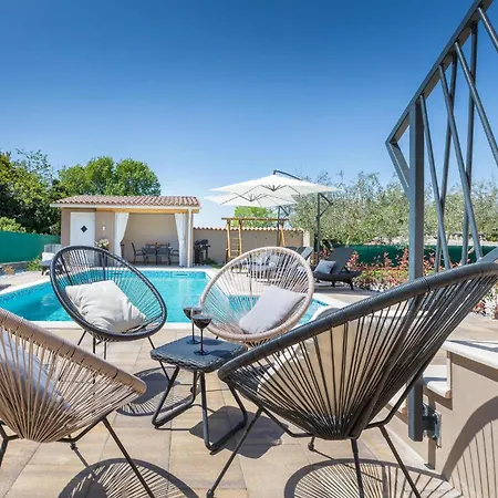 Apartment Stunning In With Wifi Pula